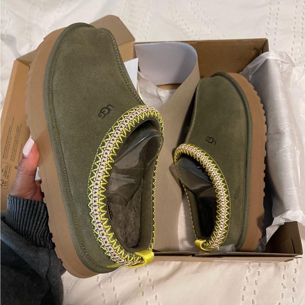 Ugg Tazz Platform size US 6 - UK 38
